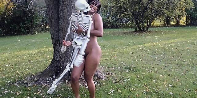 dancing,ebony,milf,natural tits,outdoor,pornstar